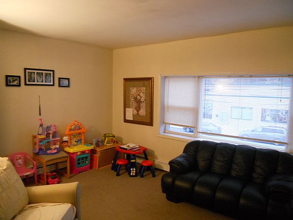 3rd image of 1064 N Broadway APT 2