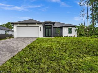 923 Bolivia Dr, Lehigh Acres, FL 33974