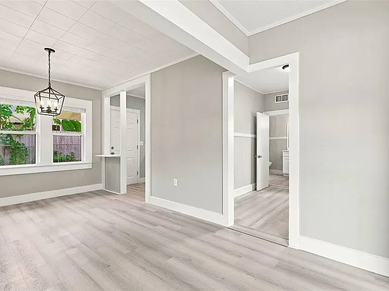 2704 E Jefferson St — Photo 13
