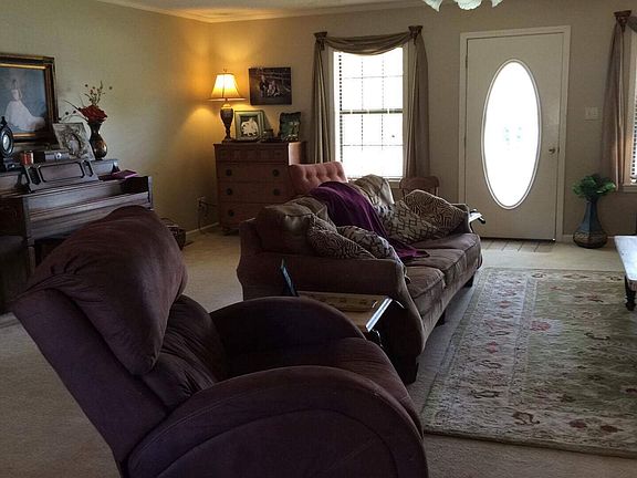 Living area (pic 1)