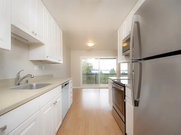 Harborview 2BD 2BA #4 kitchen_living1 (2)