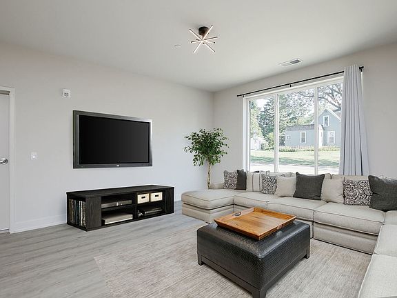 3rd image of 5117 Fairview Ave #104
