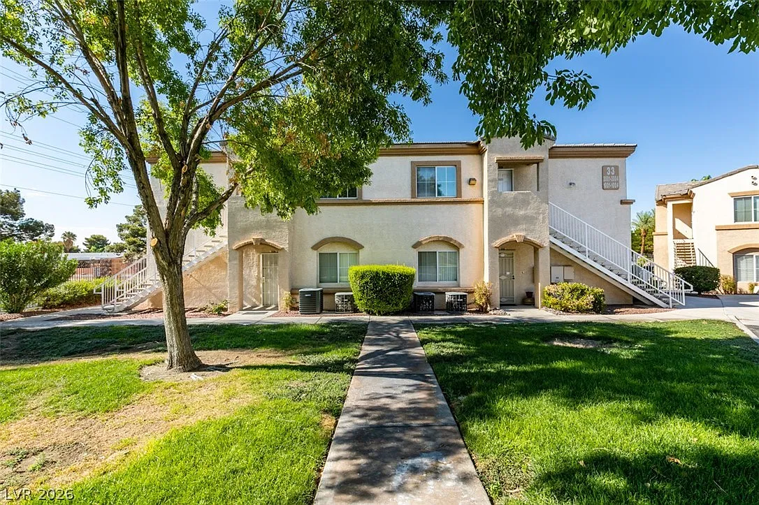 3400 Cabana Dr — Photo 2