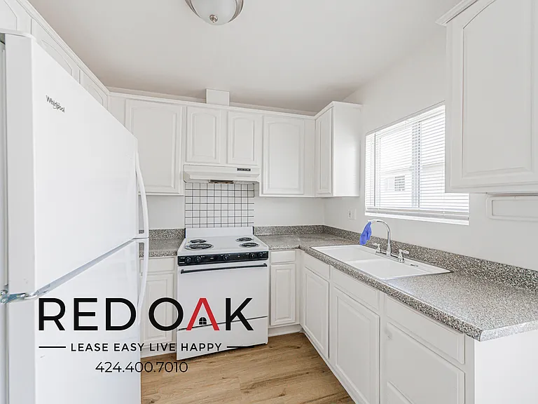 8720 Owensmouth Ave #9 — Photo 2