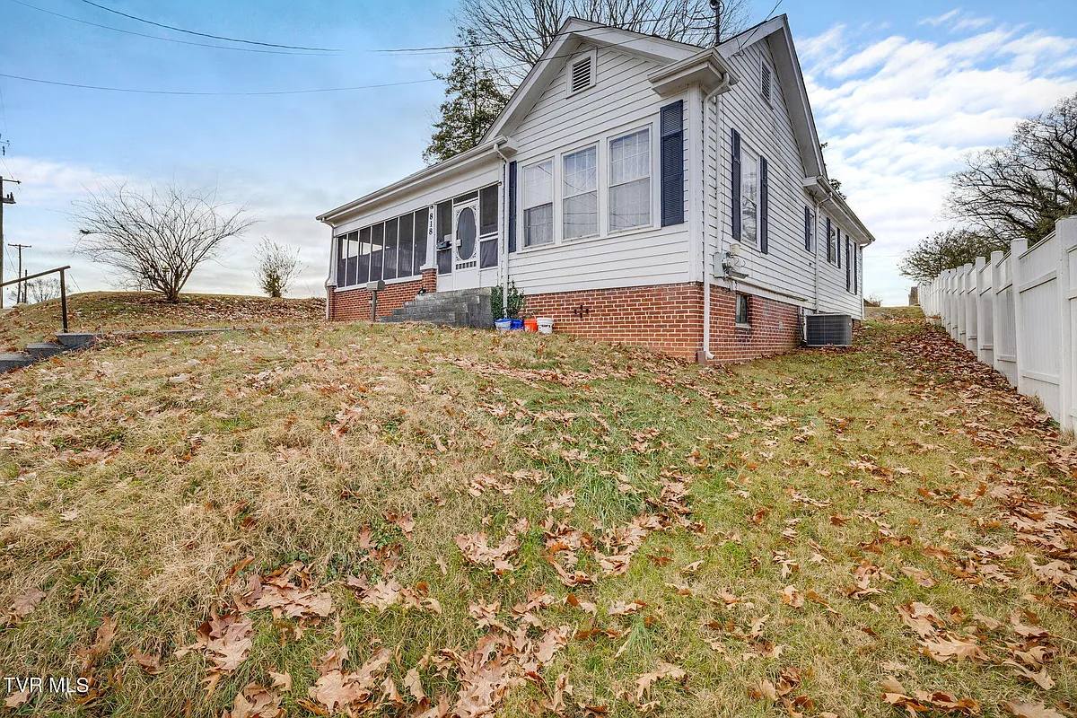 Building Photo - 818 5th St