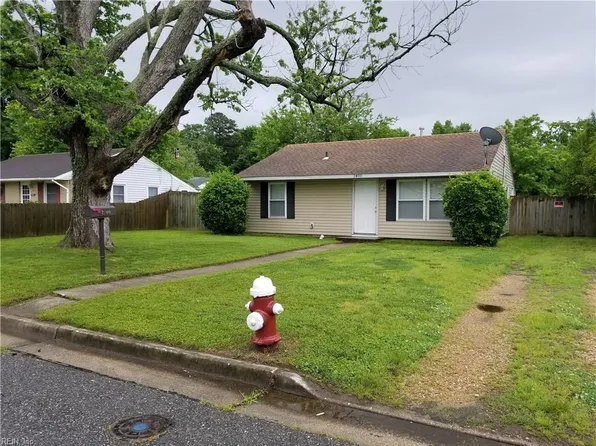 1400 Woodcrest Dr, Hampton, VA 23663