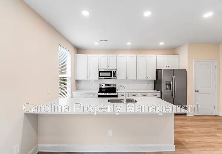 645 Brookwood St #B — Photo 14