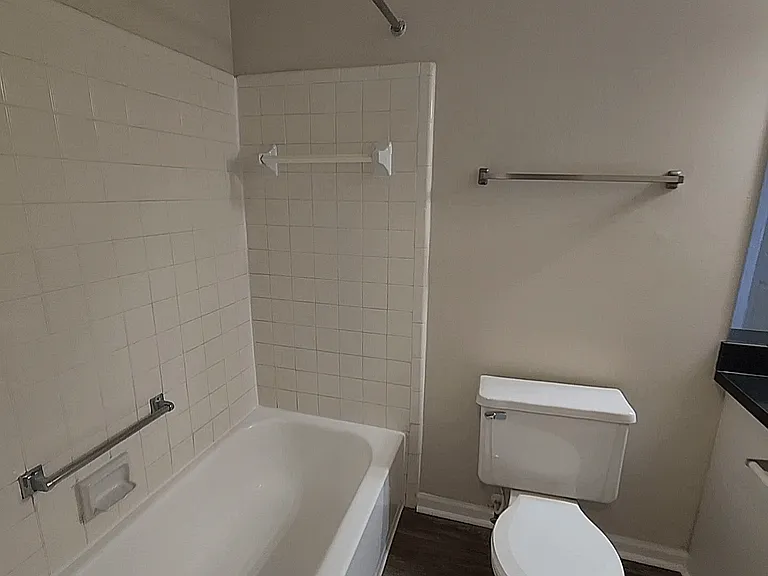 Three Oaks Apartments — Photo 27