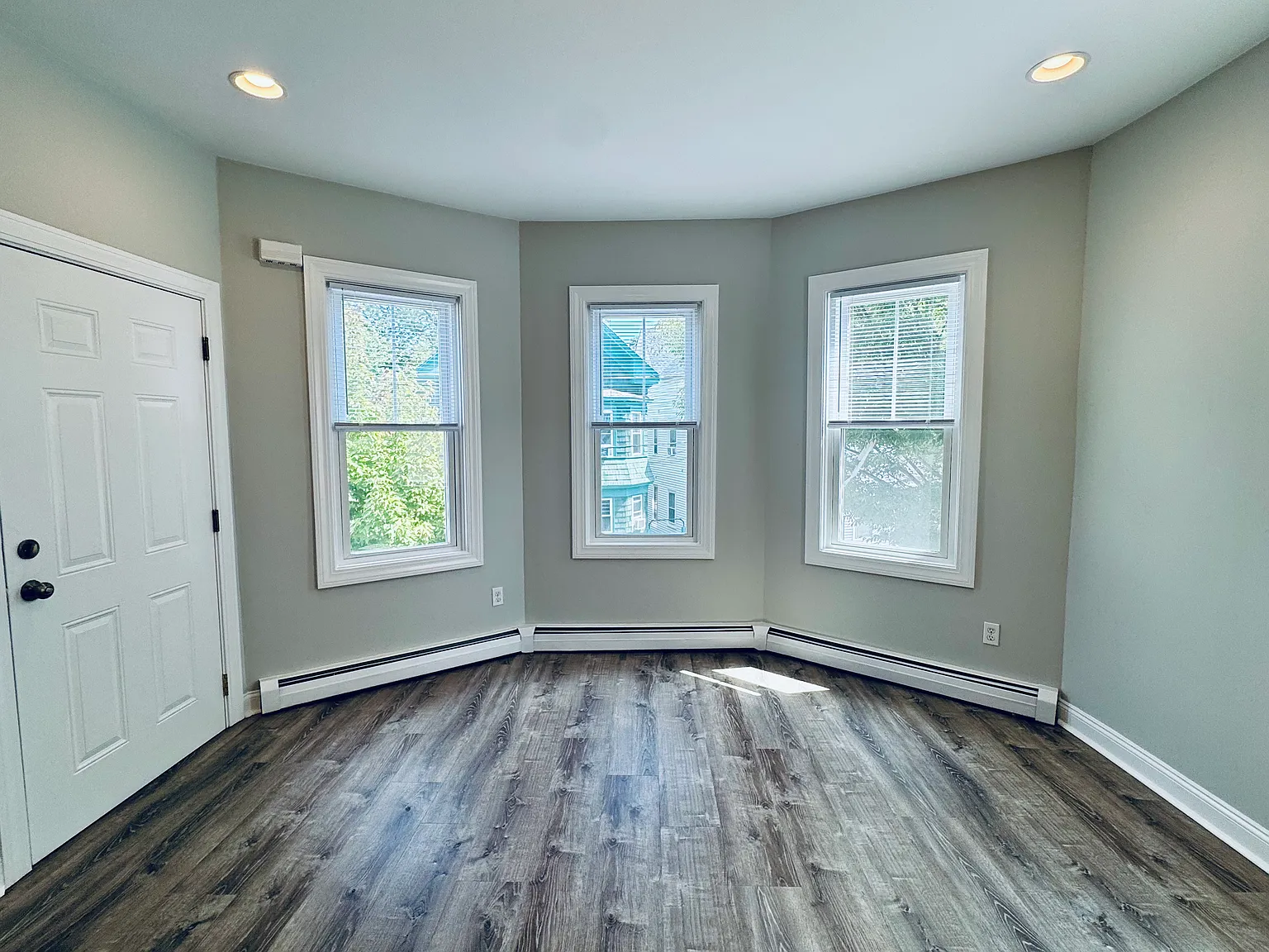 3 bed, 1000 sqft, $2,400 — Photo 1