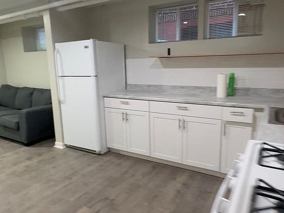 5th image of 105 Manning Ave N #1