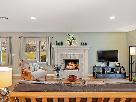 3rd image of 606 Willow Pond Dr