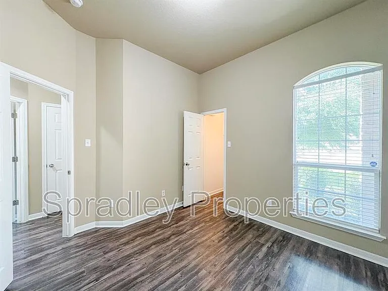 406 Banbury — Photo 10