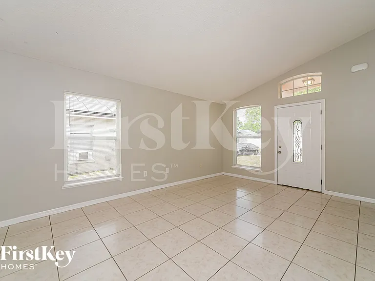 440 Breezeway Dr — Photo 4