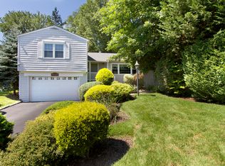 8 Berkeley Ln, Scarsdale, NY 10583