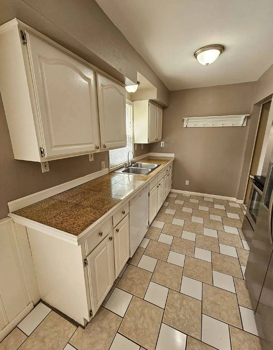 2125 W 14 Mile Rd in Royal Oak, MI 48073 — Photo 4