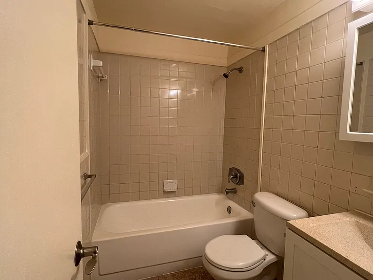 2501 NE 11th St #6 — Photo 22