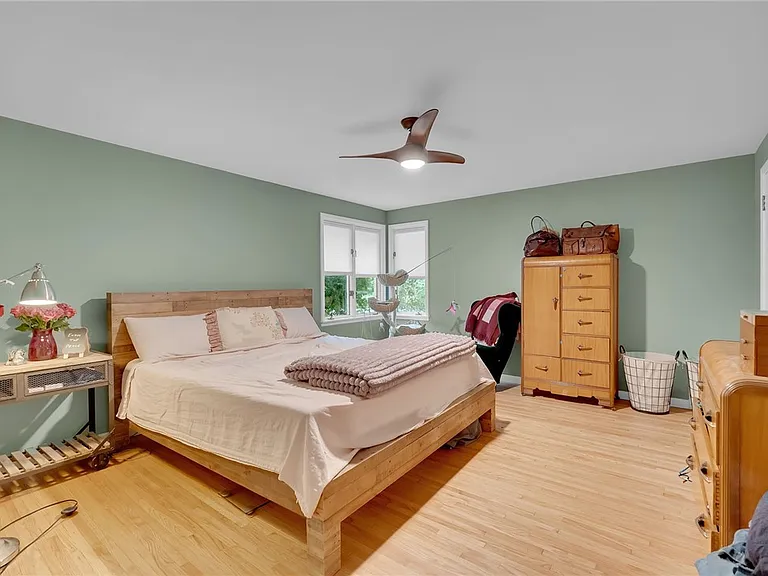 114 Burbank Dr — Photo 32