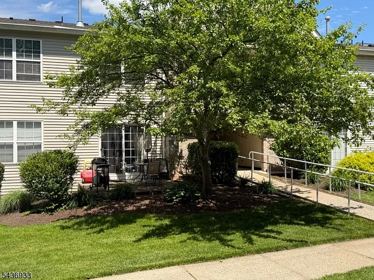 10 Parkside Ct — Photo 2