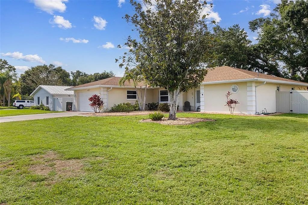 3 bed, 2.0 bath, 1685 sqft, $3,200 — Photo 3