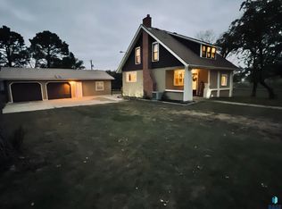 911 7th St, Springfield, SD 57062