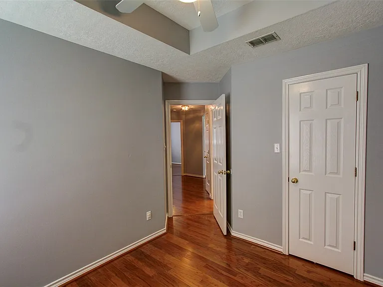 305 Landsburg Ln — Photo 18