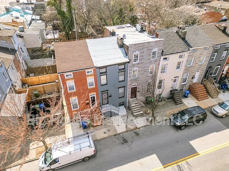 1105 W Lombard St — Photo 4