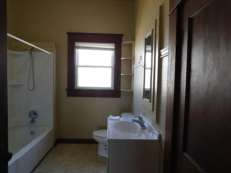 1525 N Greenwood Ave — Photo 4