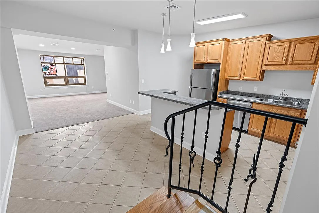 1 bed, 1.0 bath, 880 sqft, $1,695 — Photo 2