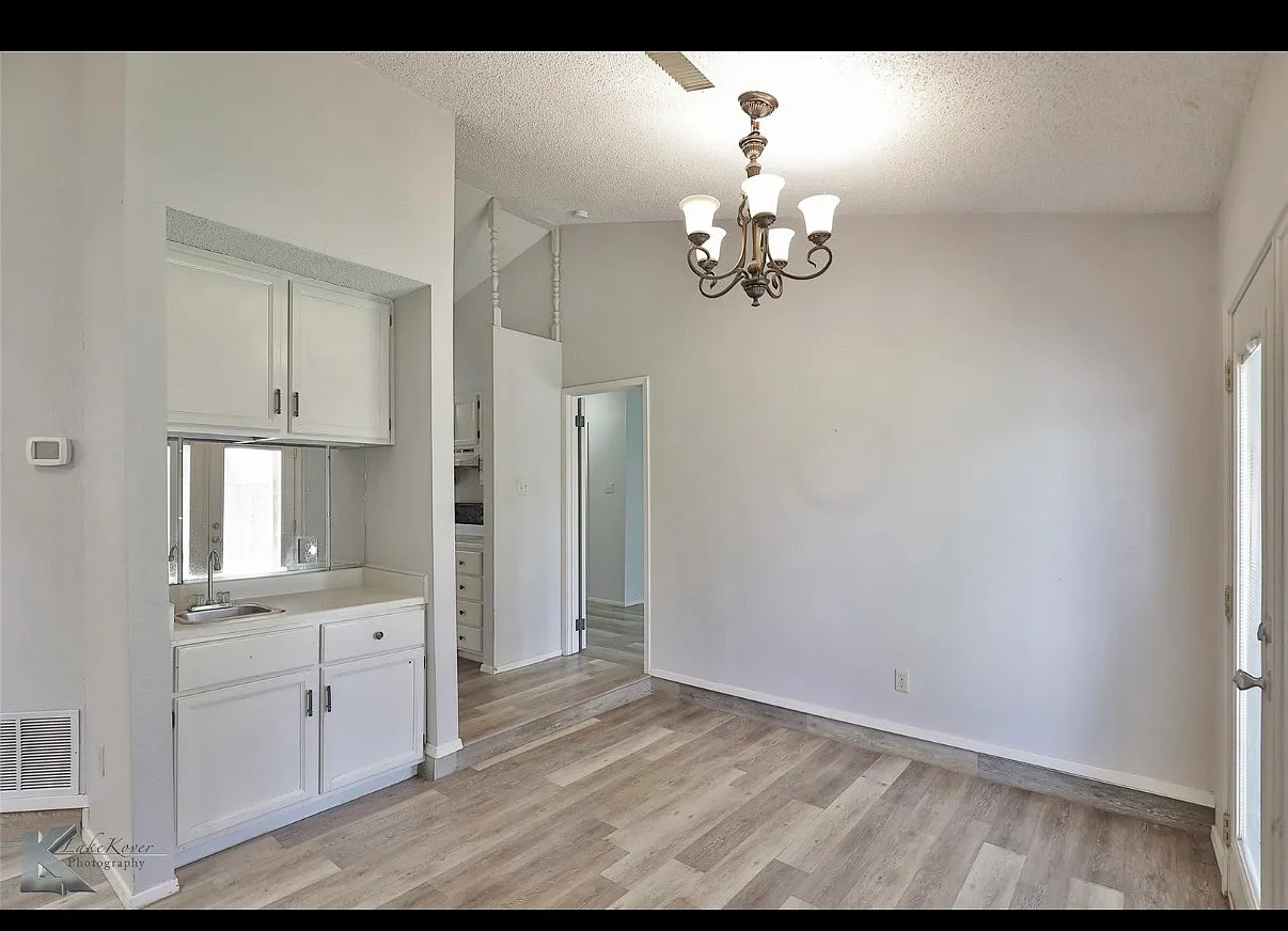 3 bed, 1446 sqft, $2,500 — Photo 4