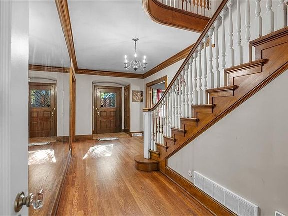 5th image of 405 N Broadway St