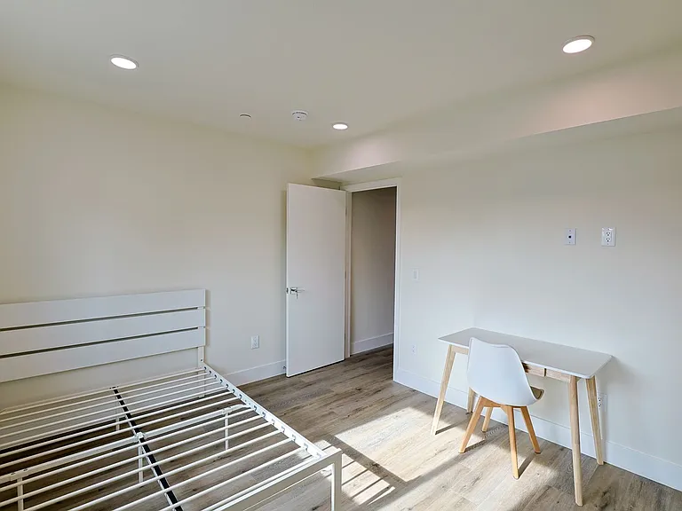 1422 W 29th St — Photo 12