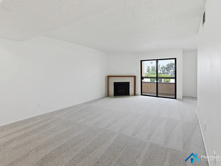424 Oak St #330 — Photo 6