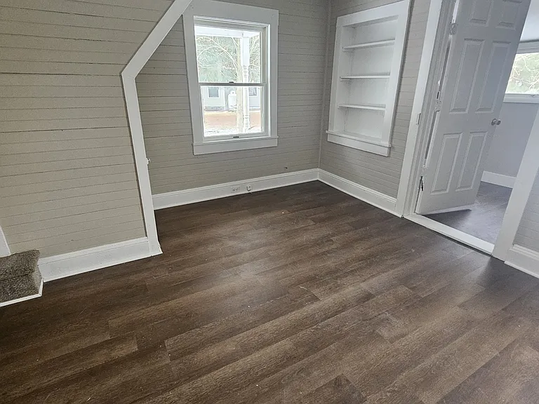 152 E Bell St — Photo 6