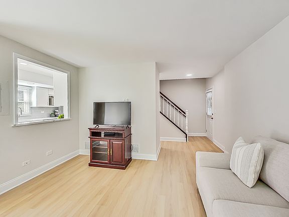 4th image of 432 Kensington Ct