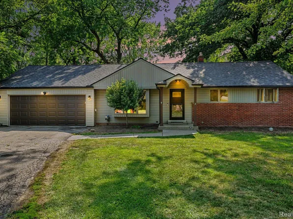21056 Balfour St, Clinton Township, MI 48036