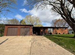 822 Elm St, Belpre, OH 45714