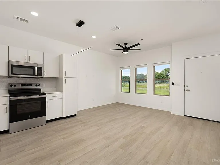 412 N Ware Rd — Photo 3