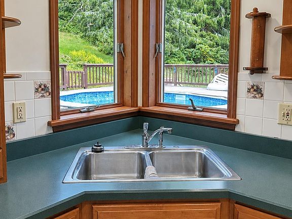 3rd image of 979 DeBruce Road