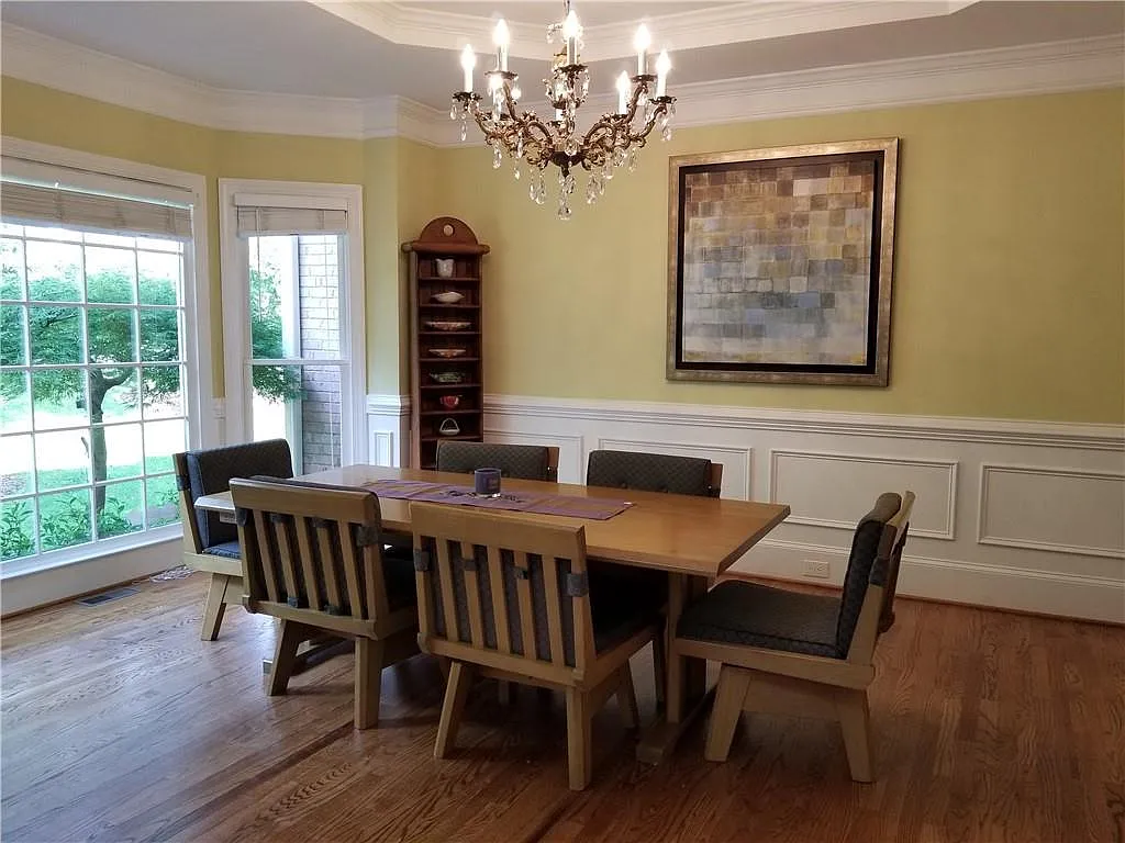 5 bed, 4.0 bath, 5151 sqft, $4,000 — Photo 3