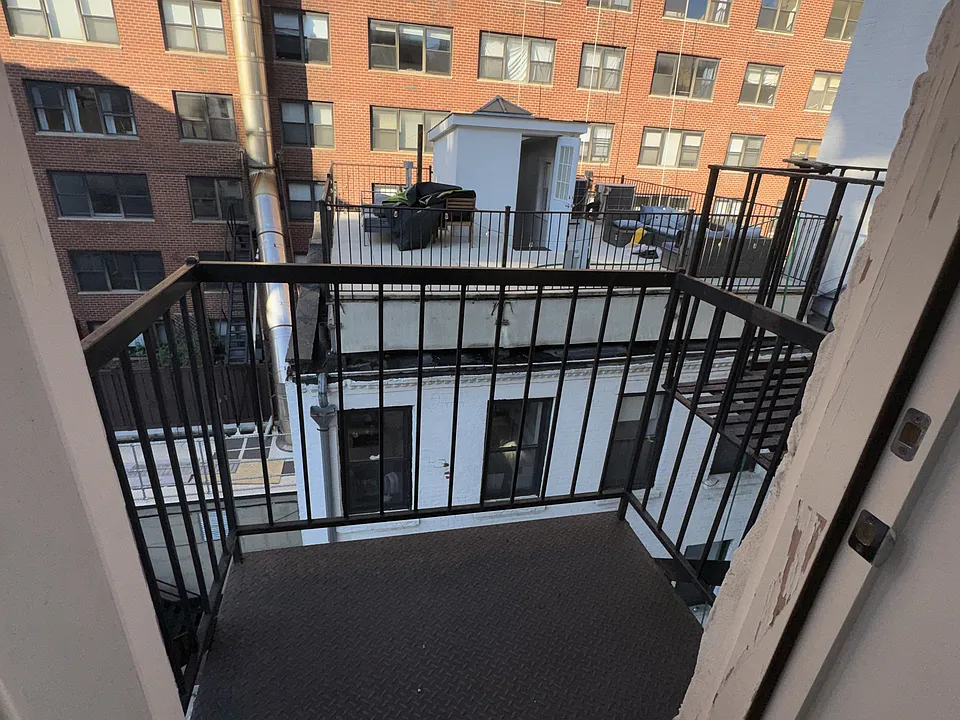 213 E 26th St #3C
