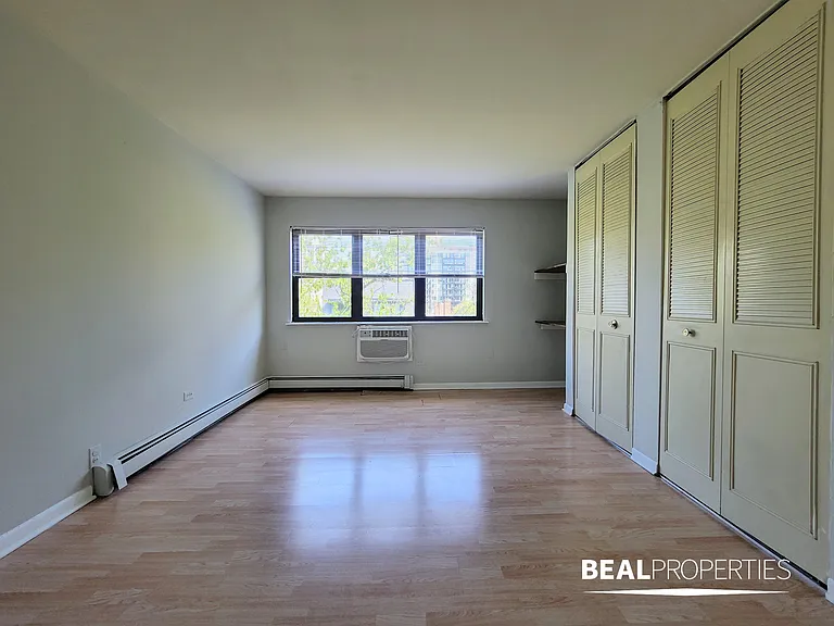 445 W Barry — Photo 177