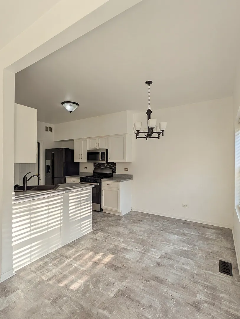 3 bed, 1.5 bath, 1271 sqft, $2,700 — Photo 1