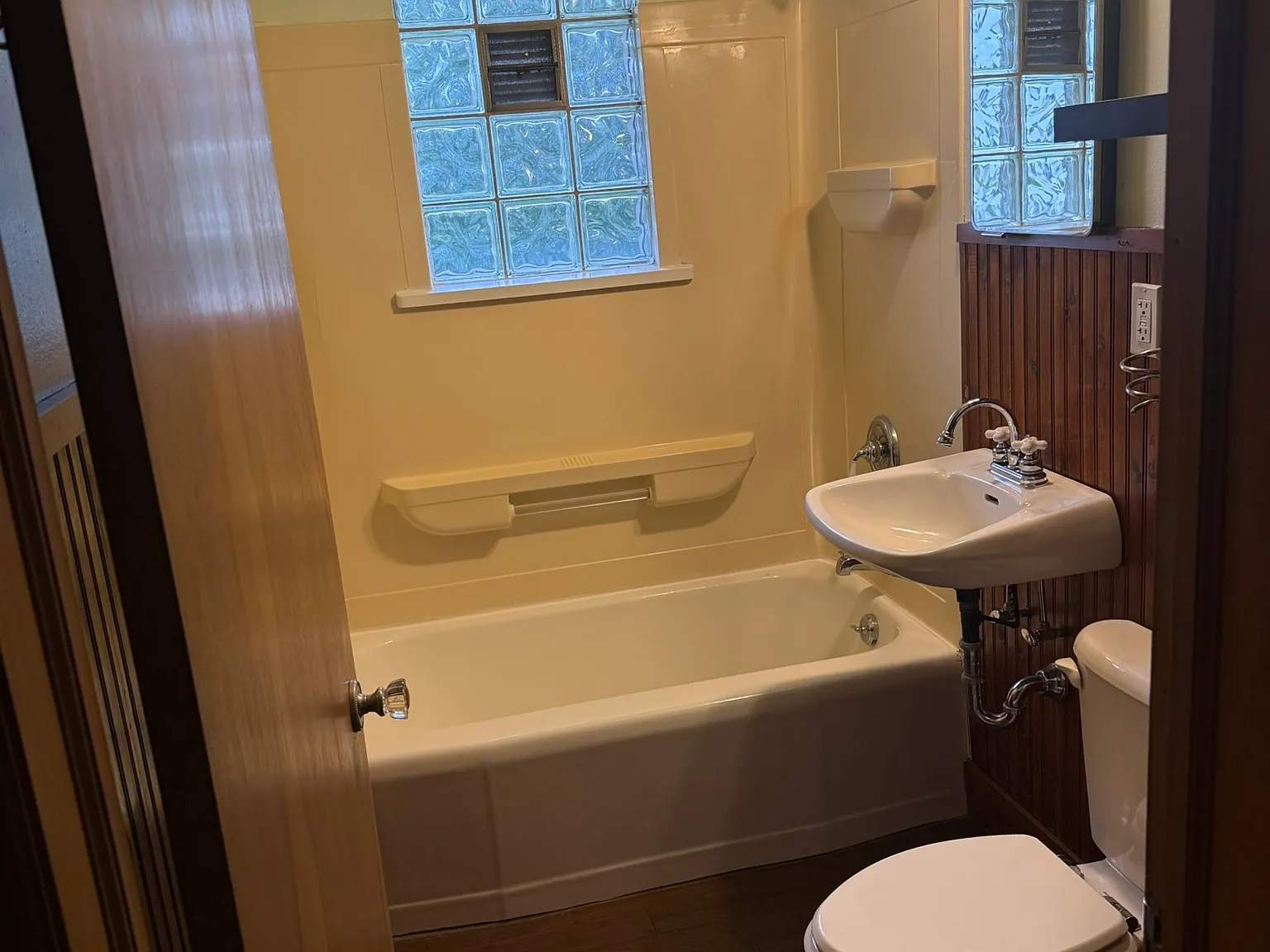 3 bed, 2400 sqft, $2,800 — Photo 4