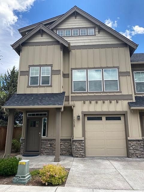2nd image of 1028 SE Leonel Ln