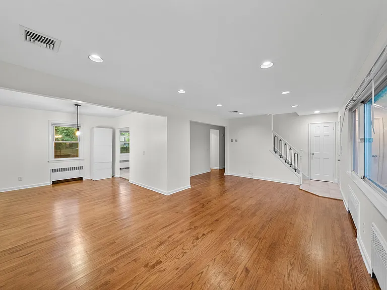 160 Magnolia Ave — Photo 2