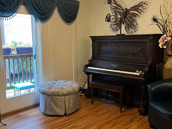 Living room (alt view)