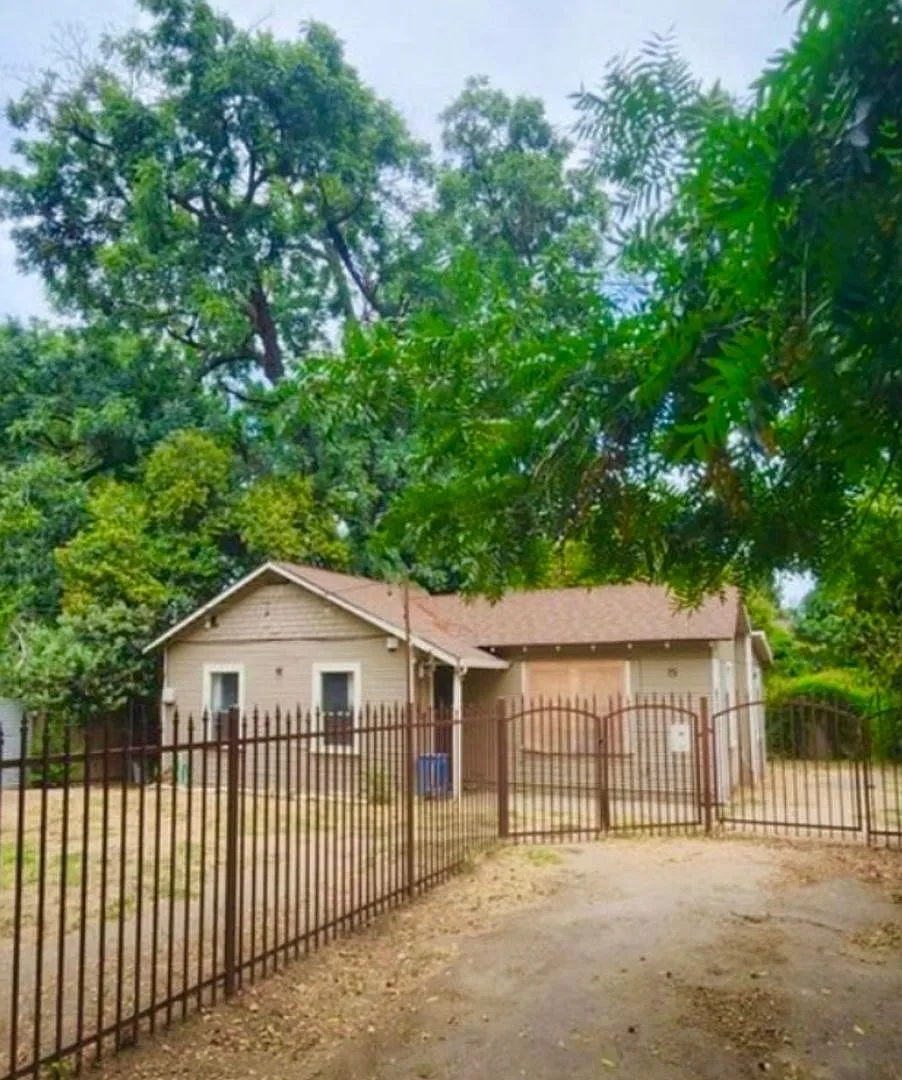 Charming East Sacramento Bungalow Near McKinley Park — Photo 2