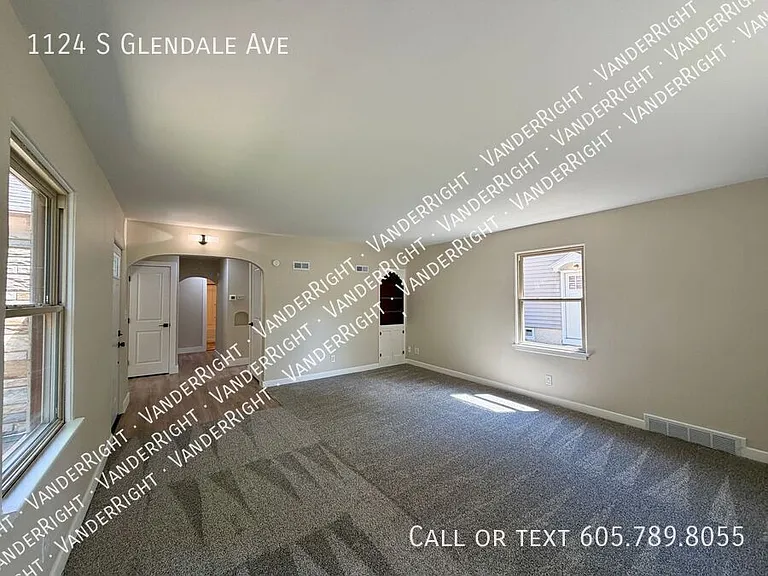1124 S Glendale Ave — Photo 11