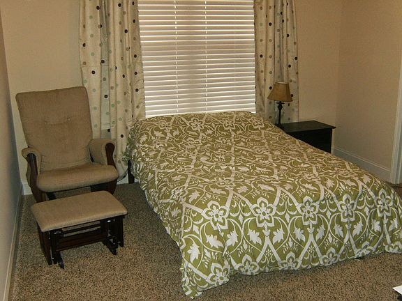 Bedroom 2 (Walk-in closet)
