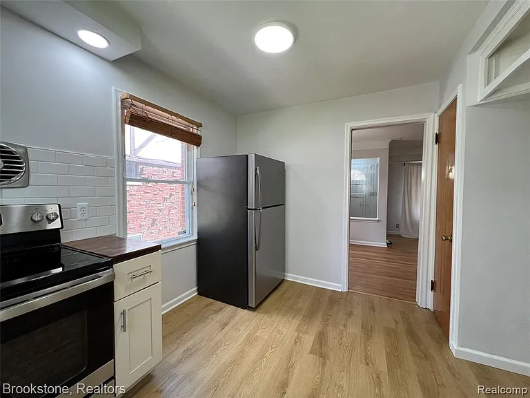 310 Albany St — Photo 24